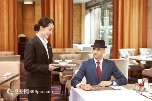 提升国际宾客体验 餐厅服务员上菜服务的精细化管理策略